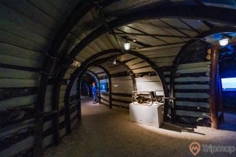 Khu tái hiện lịch sử hình thành mỏ than, bảo tàng Quảng Ninh, mô hình đường hầm mỏ than, nền nhà bằng cát, trần nhà bằng gỗ
