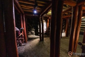 Khu tái hiện lịch sử hình thành mỏ than, bảo tàng Quảng Ninh, mô hình mỏ than, mô hình người công nhân mặc áo màu nâu, nền đất màu nâu, nhiều cột bằng gỗ màu nâu, trần nhà bằng gỗ màu nâu