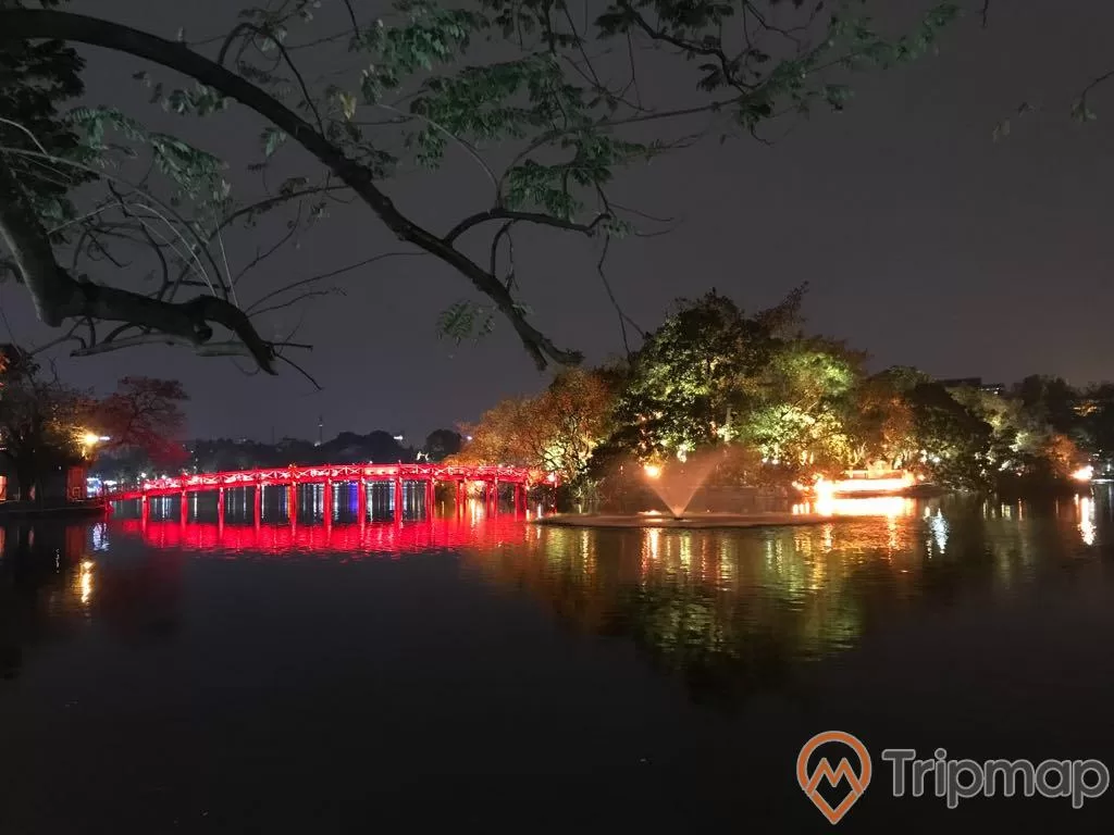 cây cầu Thê húc màu đỏ sáng giũa hồ Hoàn Kiếm