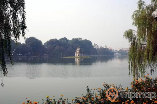 tháp rùa ở giữa lòng hồ Hoàn Kiếm