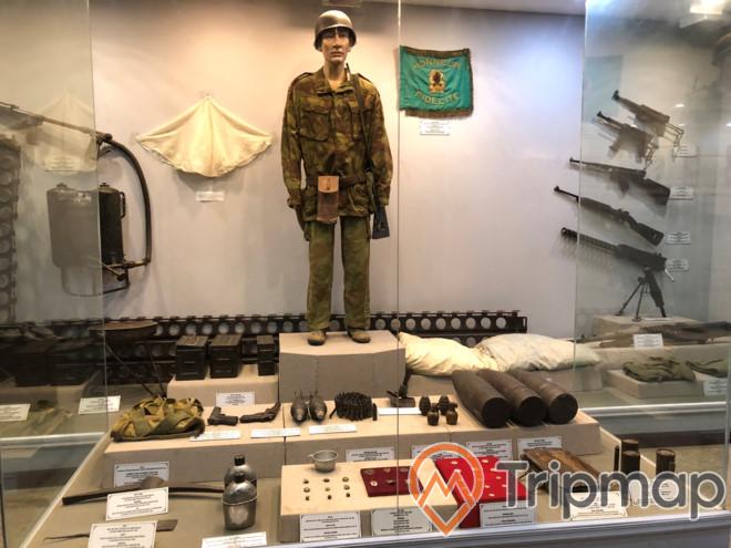 tượng sáp người lính bộ đội, đồ dùng và vũ khí của bộ đội thời chiến được trưng bày trong tủ kính, bảo tàng Chiến thắng Điện Biên Phủ, ảnh chụp trong nhà