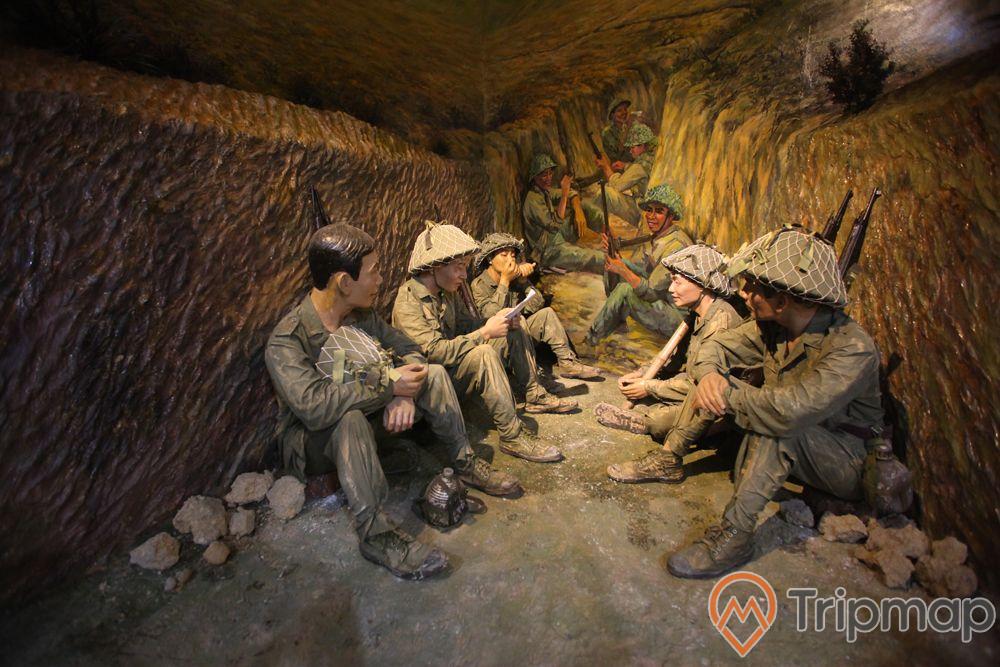 tượng sáp các chiến sĩ bộ đội đang ngồi nghỉ trong đường hầm tại bảo tàng chiến thắng điện biên phủ, ảnh chụp trong nhà bảo tàng