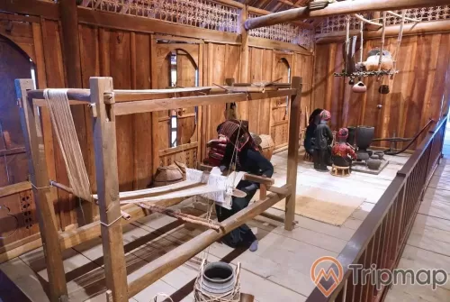 mô hình dệt vải bằng gỗ của người dân tộc