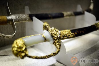 thanh kiếm bằng vàng của vua Khải Định đặt trên giá