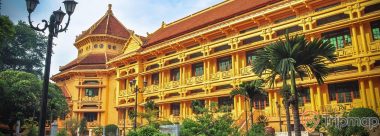 nhà bảo tàng lịch sử Quốc gia màu vàng 2 tầng, ảnh chụp ngoài trời cây cối xanh tươi và 1 cây đèn