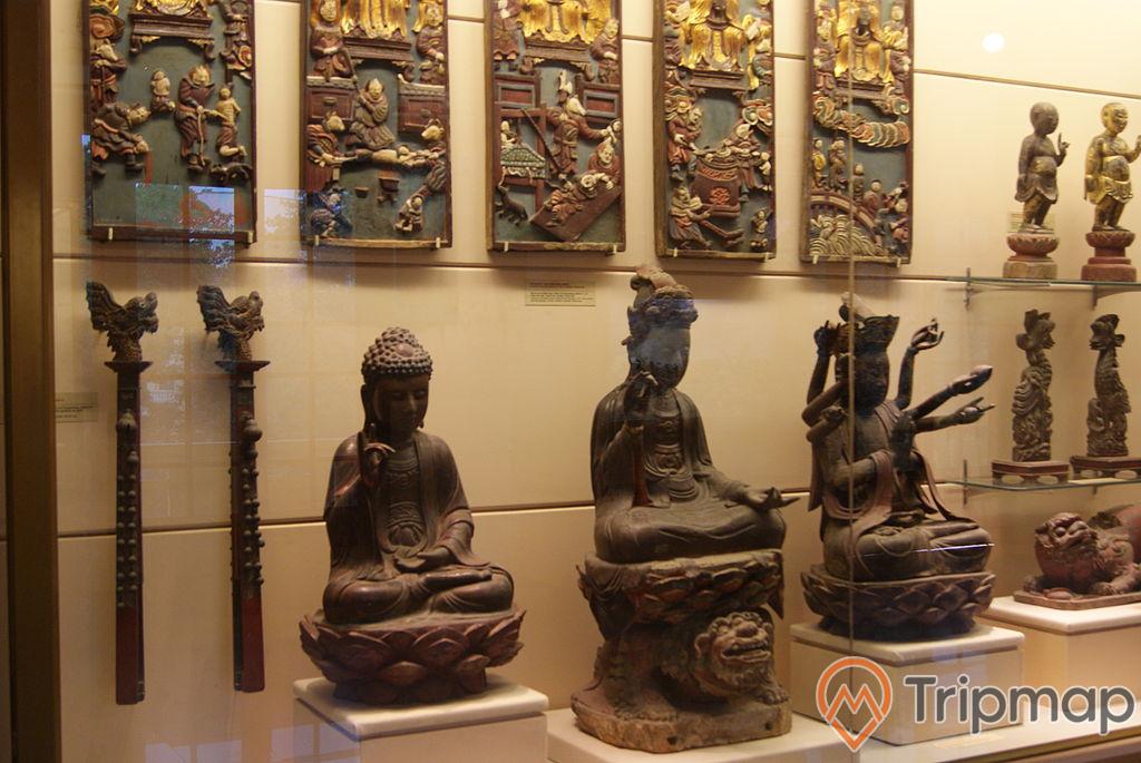 5 bức tranh bằng đồng treo trên tường, 3 bức tượng quan âm bằng đồng và các bức tượng nhỏ ở bên cạnh