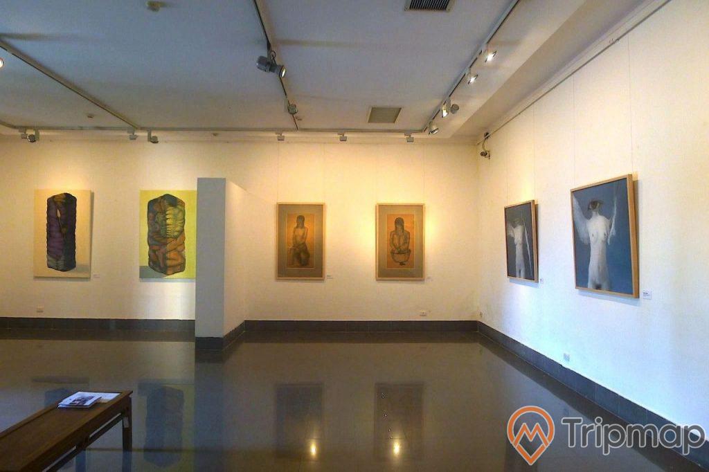 6 bức tranh treo lên tường, ảnh chụp bên trong bảo tàng mỹ thuật Việt Nam