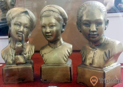 3 bức tượng phụ nữ bằng đồng