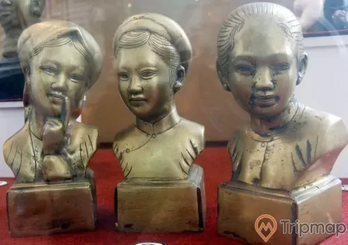 3 bức tượng phụ nữ bằng đồng