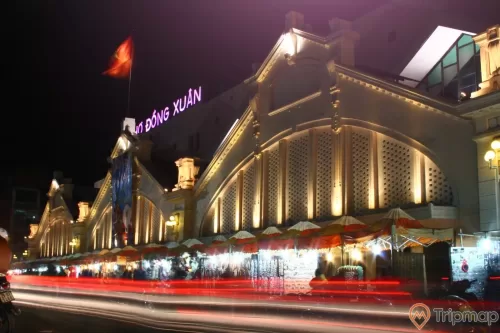 ánh đèn sáng ban đêm tại chợ Đồng Xuân,