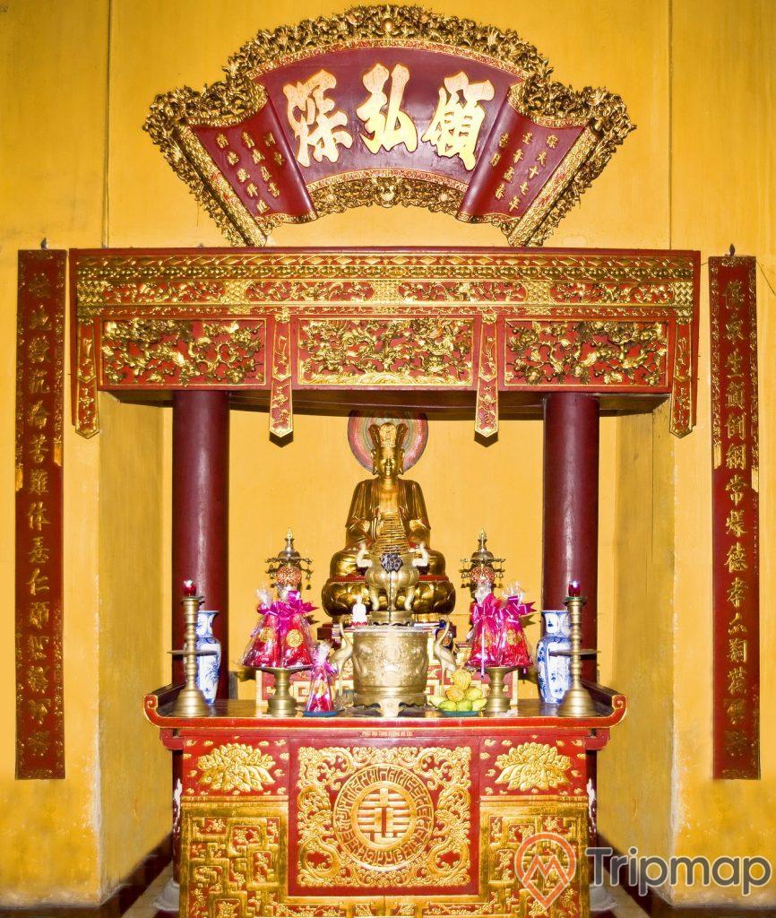 ảnh chụp trong nhà chùa quán sứ, bàn thờ