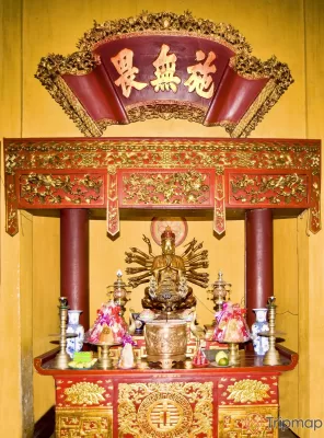 ảnh chụp trong nhà chùa Quán Sứ, bàn thờ điện quan âm có lư hương bằng đồng chiếc lục bình bằng sứ và đồ dùng thờ cúng