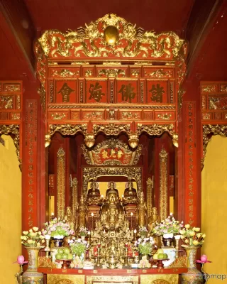 Bàn thờ Tam thế Phật, ảnh chụp trong nhà chùa quán sứ