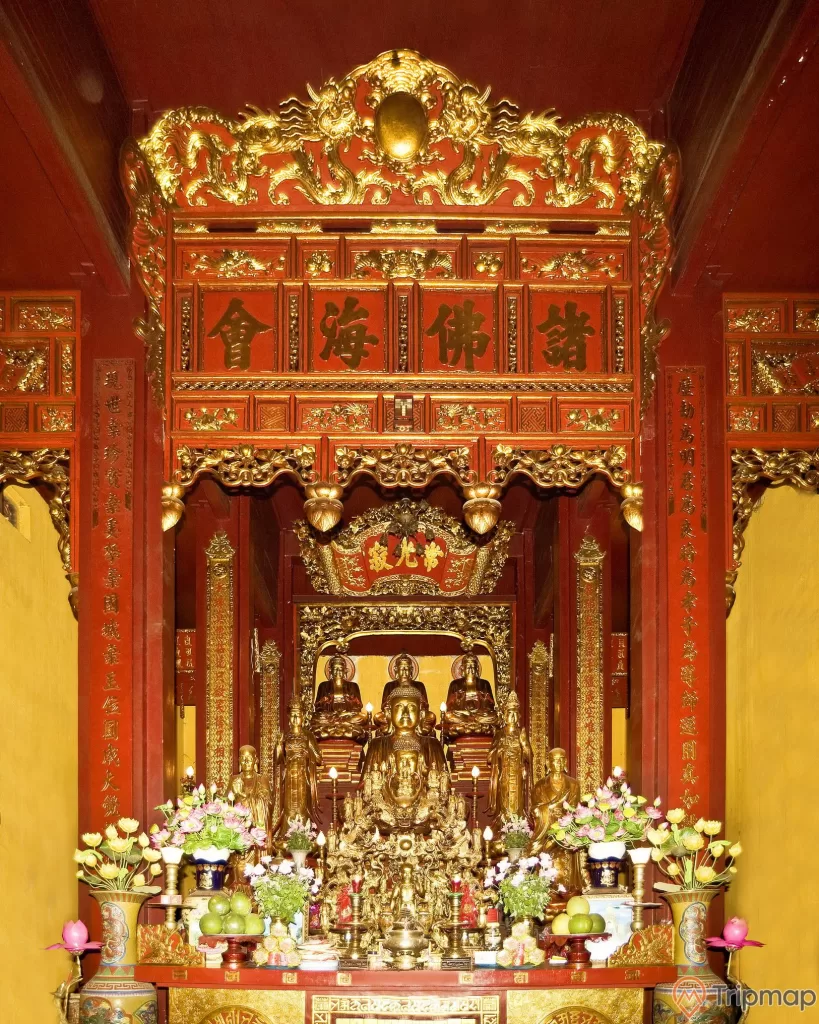 Bàn thờ Tam thế Phật, ảnh chụp trong nhà chùa quán sứ