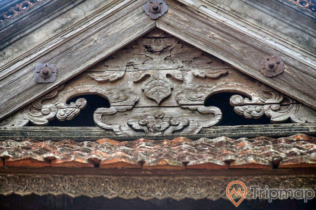 diềm mái tại chùa tây phương bằng gỗ chạm khắc hình chiếc lá, mái ngói đã cũ