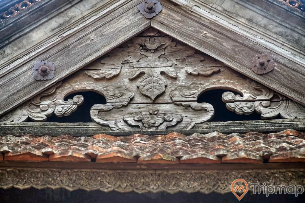 diềm mái tại chùa tây phương bằng gỗ chạm khắc hình chiếc lá, mái ngói đã cũ