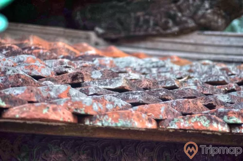 mái ngói của chùa Tây Phương, hàng ngói đã cũ