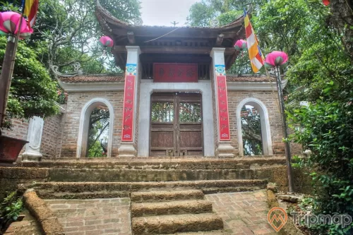 Tam quan thượng phía trước Tam tòa chùa Tây Phương, lồng đèn màu hồng treo dưới mái cổng chùa, câu đối treo hai bên cổng chùa, 2 cây đèn và cây cối phía trước chùa Tây Phương,