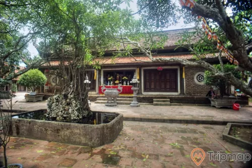 Mặt tiền của chùa Tây Phương, chậu cây cảnh ở ngoài sân chùa, 2 chậu cây cảnh và lư hương bằng đá trước chùa, bàn thờ màu đỏ ở giữa mặt tiền chùa tây phương,