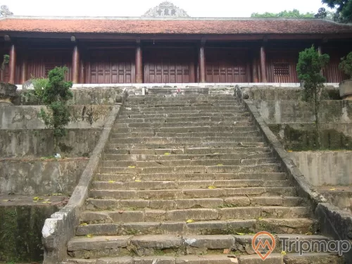 chùa Trăm Gian mái gạch đỏ cũ, 2 cây cảnh trên bậc 2 bên lối đi lên chính diện chùa, ảnh chụp ngoài trời