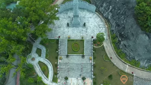 đài cột mốc điểm đầu Cao Bằng, cây cối xanh tươi, có chậu cây và cây cối xanh tươi trong khuôn viên, bậc thang và đường đi, ảnh chụp từ trên cao