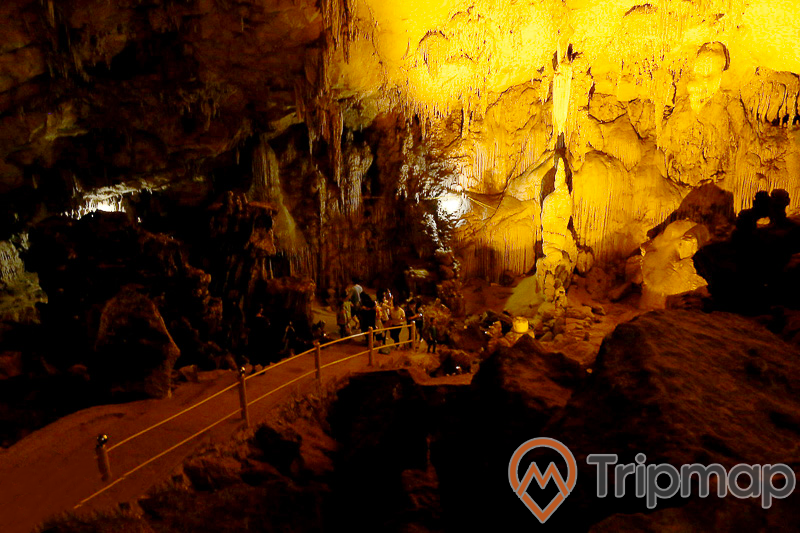không gian bên trong động Hua Mạ, cây cầu bên trong hang động, ánh đèn bên trong động, ảnh chụp bên trong động