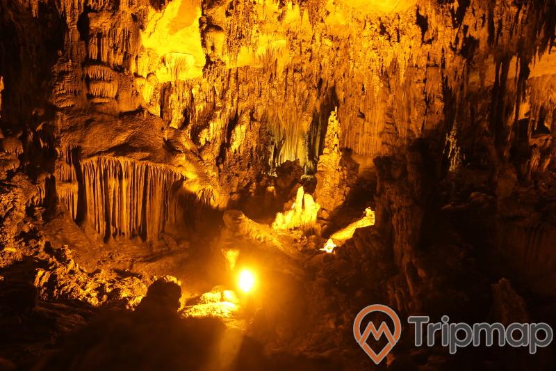 nhũ đá tự nhiên trong hang động hua mạ, ánh đèn màu vàng bên trong hang động, ảnh chụp bên trong hang động