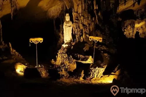 bức tượng quan âm trong động hua mạ, ảnh chụp bên trong hang động, bức tượng phật màu trắng bên trong hang động, khu thờ cúng trong động