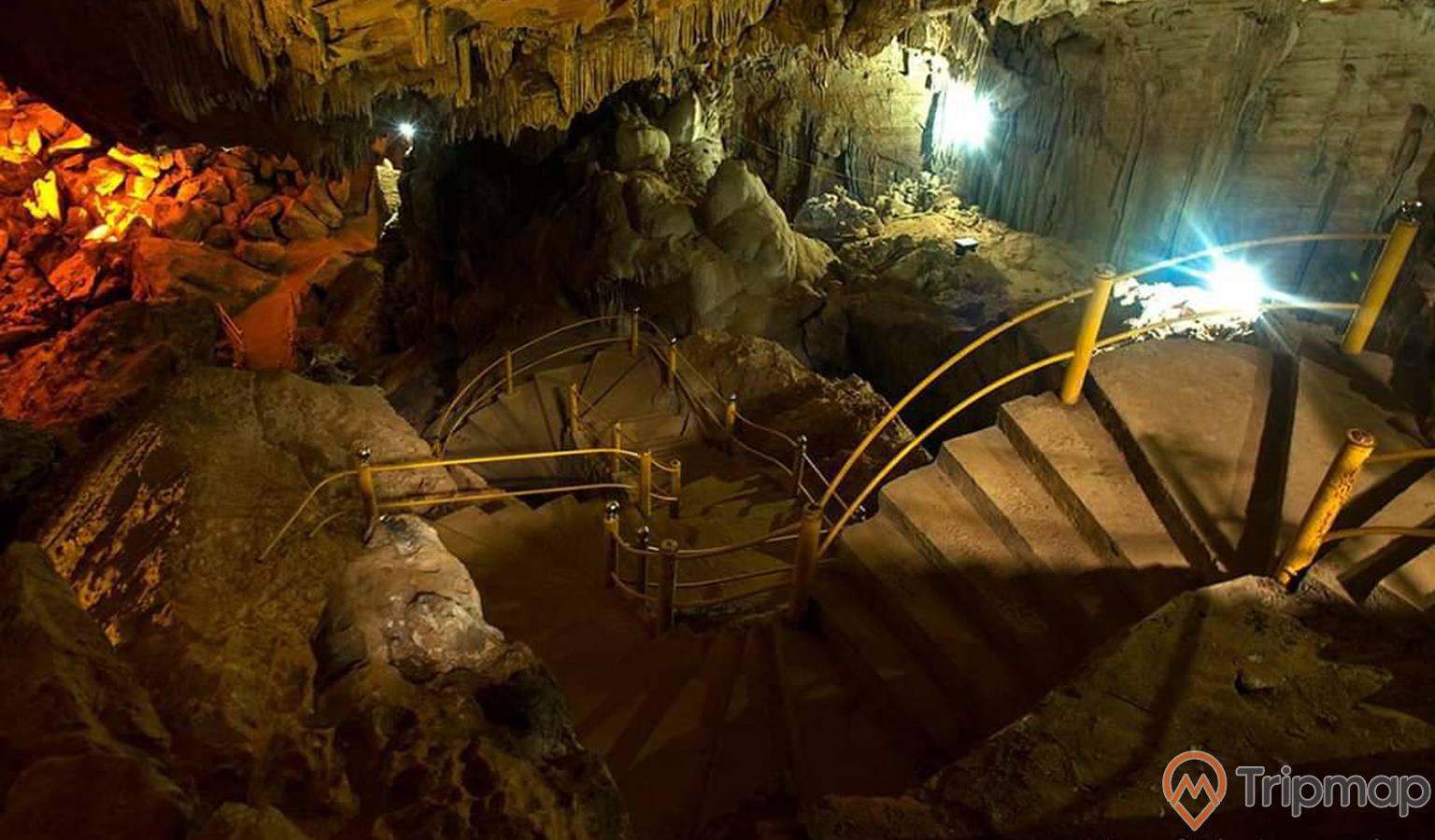 kiến trúc bên trong động Hua Mạ, ánh đèn bên trong động, cầu thang đi bộ , vách nhũ đá, ảnh chụp bên trong hang động