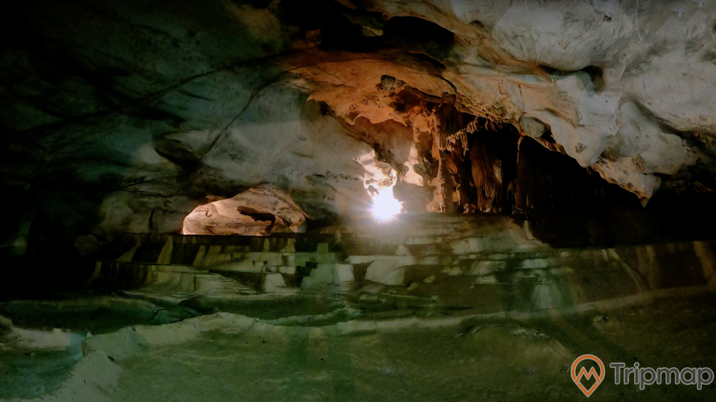 không gian bên trong động Nàng Tiên, ánh đèn cạnh vách đá trong động, ảnh chụp bên trong động