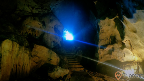Lối đi ngược ra ngoài Động Nàng Tiên, ảnh chụp bên trong động, ánh đèn dưới vách đá bên trong động, bậc thang đi ra cửa hang