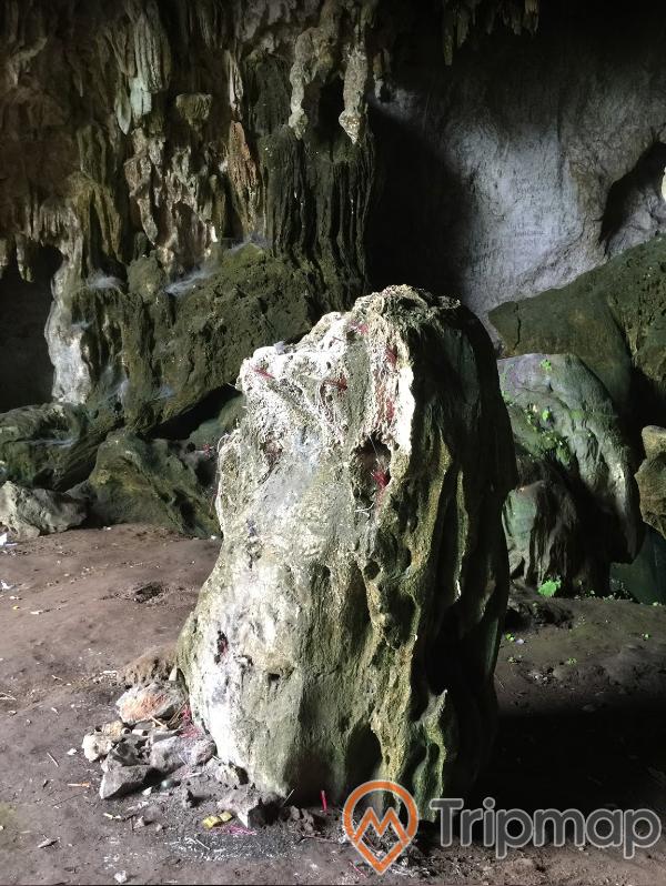 phiến đá ở giữa hang động pa thơm, ảnh chụp trong hang động