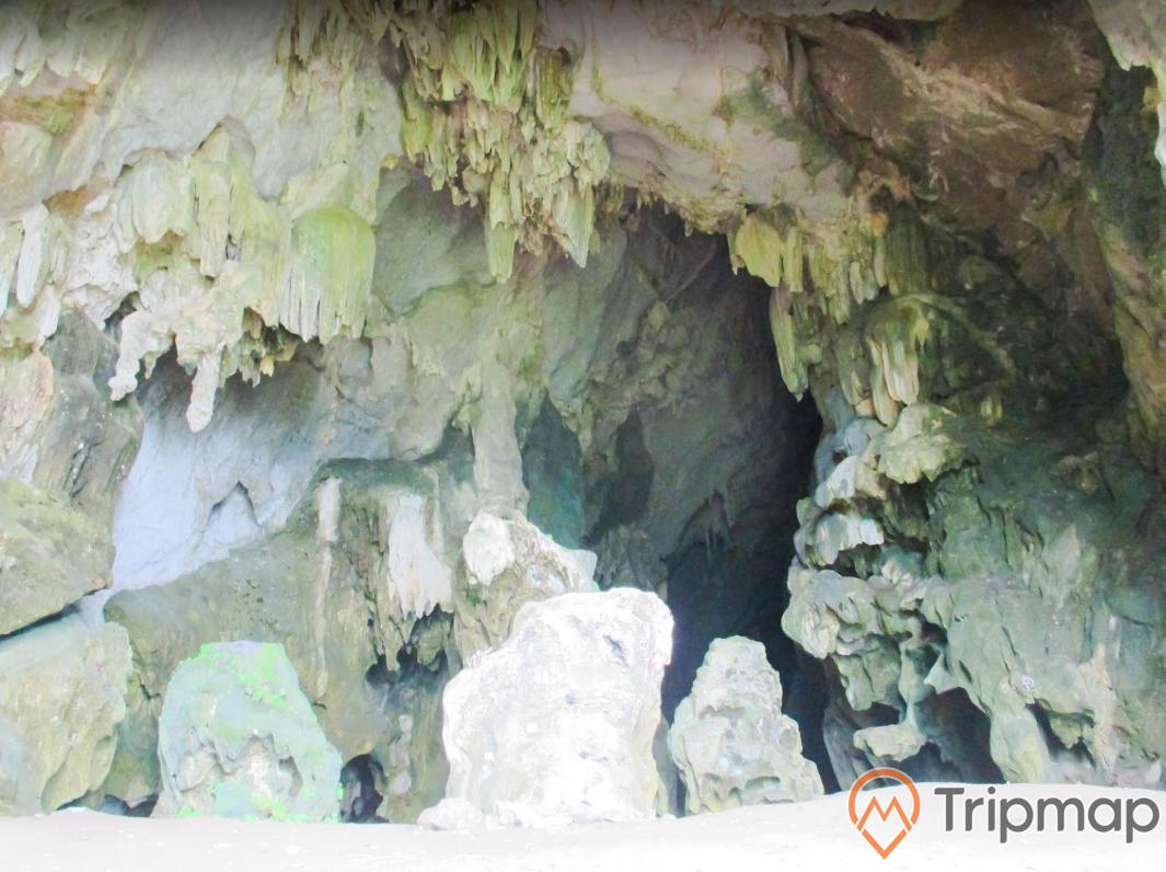 Cửa hang động pa thơm ở tỉnh Điện Biên, ảnh chụp trước cửa hang động