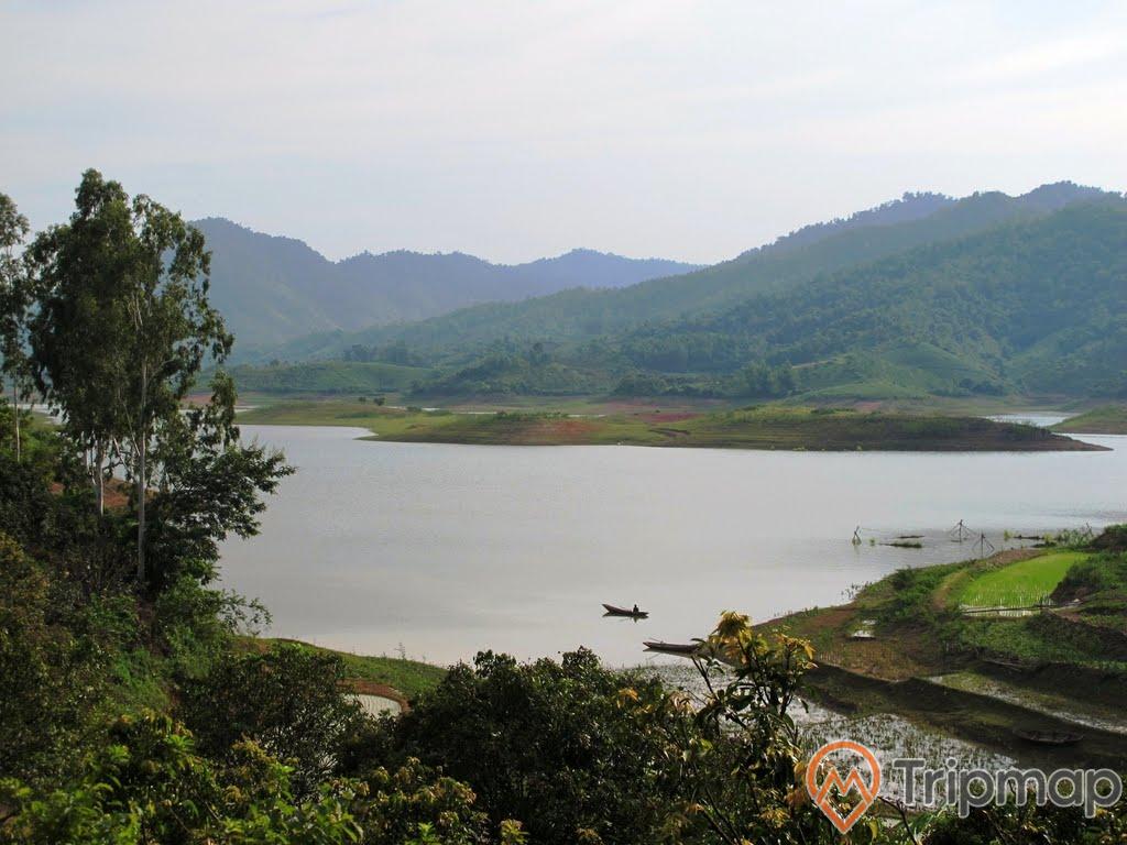 cảnh vật tại Hồ Cấm Sơn, hồ nước và cây cối xanh tươi trên đồi núi, bầu trời nhiều mây