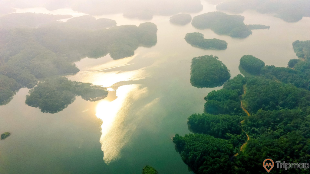cảnh đẹp thơ mộng tại khu du lịch Khuôn Thần, hòn đảo cây cối giữa hồ nước, ảnh chụp từ trên cao