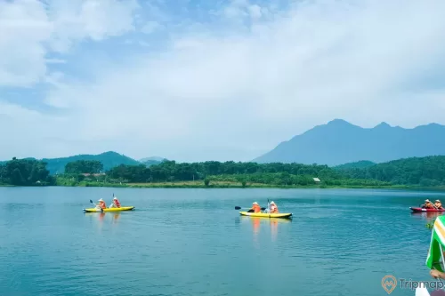 ảnh chụp thiên nhiên núi đồi cây cối xanh tươi, 6 người chèo lái trên 3 chiếc thuyền trên mặt hồ suối khoáng Tản Đà