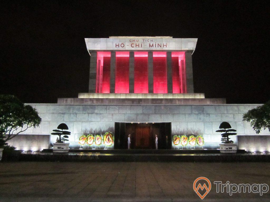 ánh đèn điện màu đỏ màu trắng buổi tối ở Lăng chủ tịch Hồ Chí Minh, 8 bức trướng đặt cạnh lăng bác, 2 chậu cây cảnh trên thềm cạnh lăng hồ chủ tịch