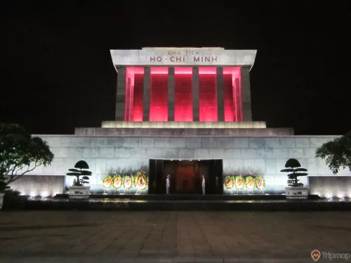 ánh đèn điện màu đỏ màu trắng buổi tối ở Lăng chủ tịch Hồ Chí Minh, 8 bức trướng đặt cạnh lăng bác, 2 chậu cây cảnh trên thềm cạnh lăng hồ chủ tịch