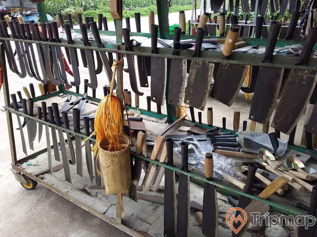 tiện bán dao tại làng rèn Phúc sen, những chiếc dao sắc bằng sắt và dụng cụ khác cũng bằng sắt ở trên giá
