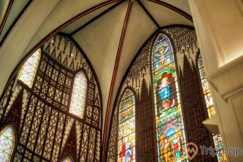 bức tranh dán màu ở trên của kính của nhà thờ, kiến trúc bên trong nhà thờ lớn hà nội