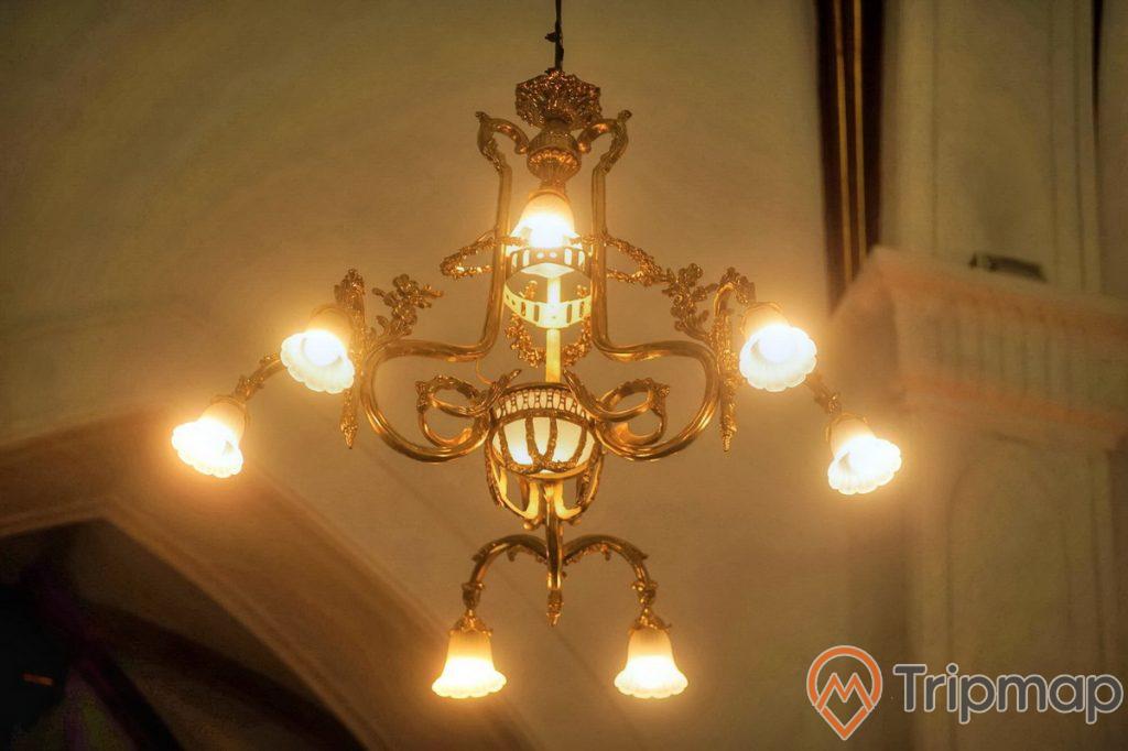 6 bóng đèn điện chùm ở trong nhà thờ