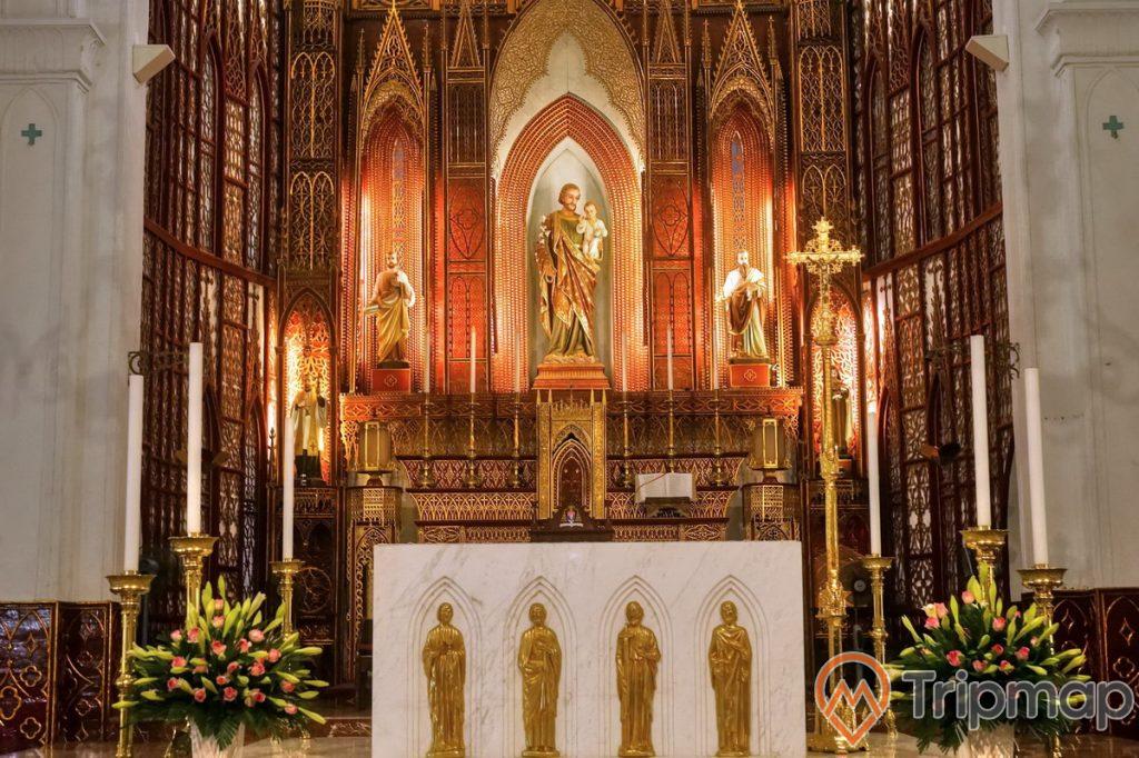 Toà khung thánh trong nhà thờ có tượng thánh Giuse bế chúa giêsu và 7 bức tượng, có 6 cây nến trắng và 2 chậu hoa loa kèn