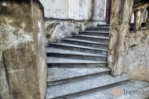 bậc thang làm bằng đá ở nhà thờ Lớn Hà Nội, lối đi vào trong nhà thờ lớn hà nội