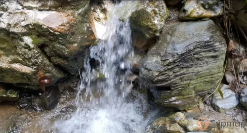 nhánh nước nhỏ tại thác đầu đẳng, thác nước đang chảy qua khe đá, ảnh chụp ngoài trời