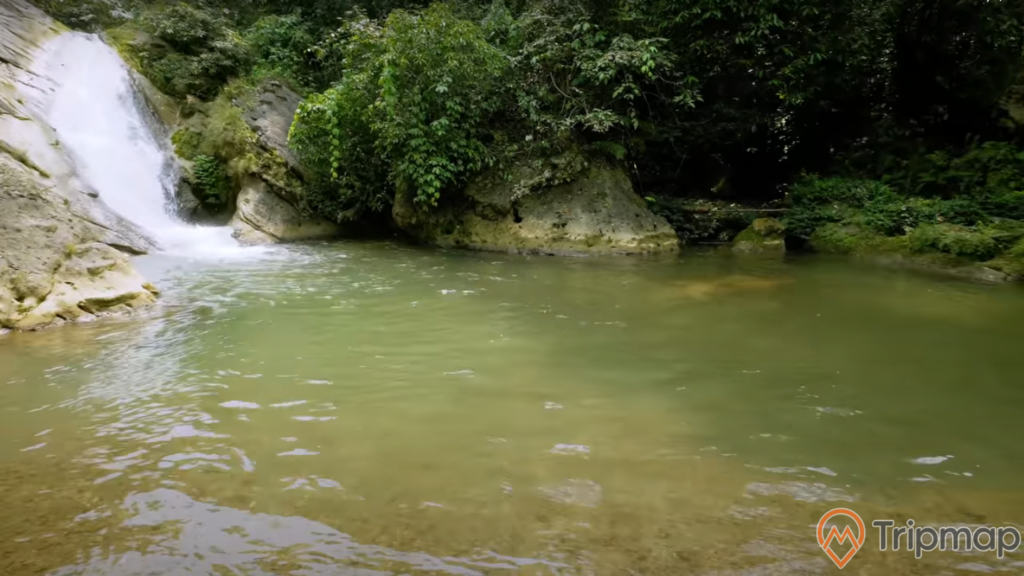 Thác Nà Khoang xung quanh là rừng cây xanh tươi, ảnh chụp ngoài trời, thác nước đang chảy xuống hồ nước, cây cối xanh tươi mọc trên vách đá gần hồ nước