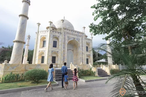 Đền Taj Mahal Ấn Độ trong Thiên Đường Bảo Sơn, gia đình đang đi tham quan ngôi đền, bầu trời nhiều mây, cây cối xanh bên đường