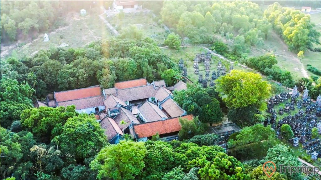 quang cảnh chùa và vườn tháp Bổ Đà, ảnh chụp từ trên cao, cây cối bao quanh ngôi chùa và vườn tháp Bổ Đà