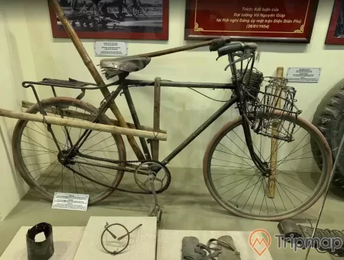 chiếc xe đạp trong bảo tàng chiến thắng Điện Biên Phủ, chiếc xe nam thời xưa, cái kiềng bếp bằng sắt, đôi dép cao su, ảnh chụp trong nhà bảo tàng