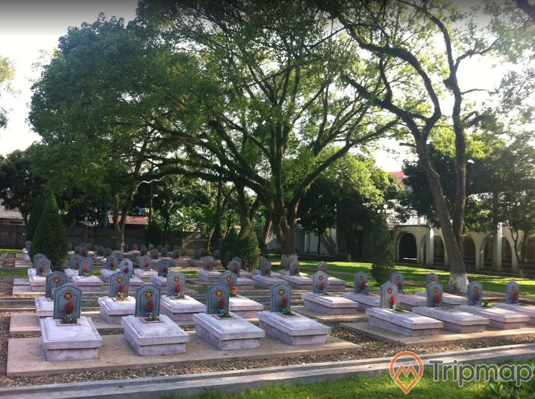 nghĩa trang liệt sĩ vô danh ở đồi A1, cây cối xanh tươi xung quanh nghĩa trang, ảnh chụp ngoài trời