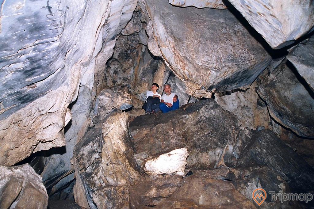 Quang cảnh bên trong hang động phúc long, 2 người ngồi trên vách đá bên trong hang động, ảnh chụp trong hang động